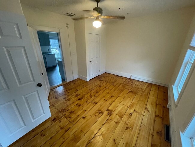 Building Photo - Spacious 3 Bedroom Unit