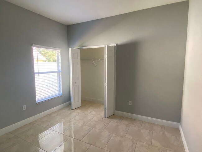 Building Photo - 4/3 Kissimmee Home with Guest-Suite