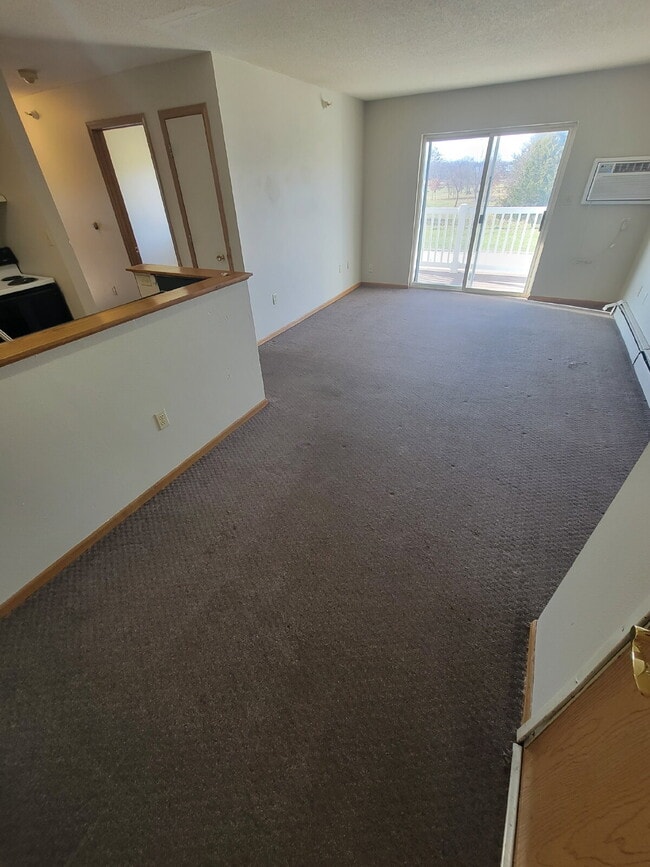 Building Photo - *WINTER MOVE-IN SPECIAL* 
2 Bedroom | 1 Bathroom 2nd Floor Unit in Oelwein Available in RIGHT NOW!