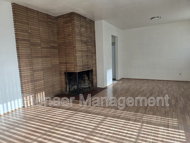 Building Photo - 622 W Pilger St