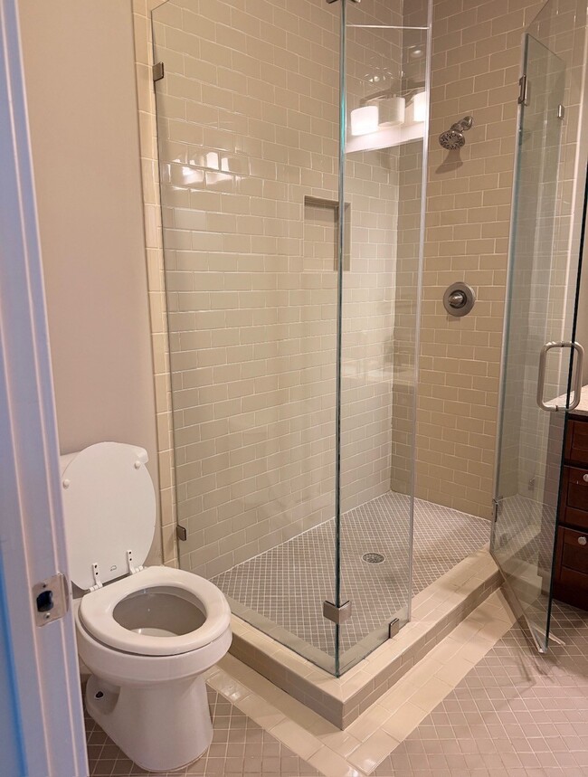 Building Photo - 905 W 15th 1/2 St