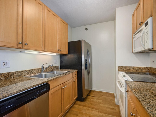Building Photo - 400 N La Salle Dr