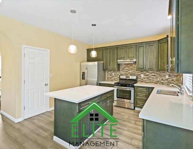 Building Photo - **Spacious 4-Bedroom, 2.5-Bath Home with L...
