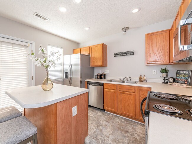 Building Photo - Super Townhouse with 2 MASTER BEDROOMS!