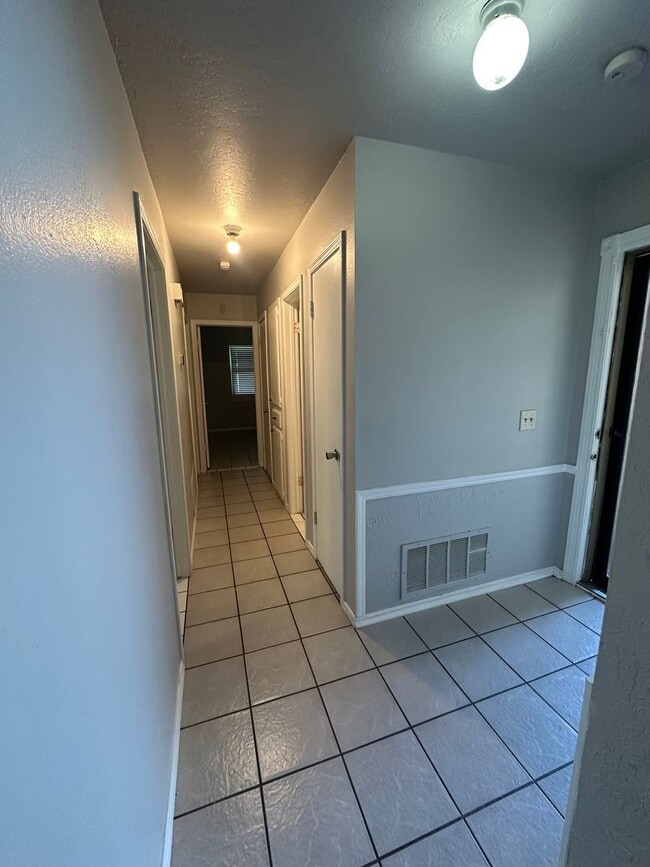 Building Photo - 312 S Avery Dr