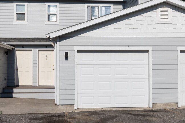 Building Photo - Bright & Convenient Townhouse Living!