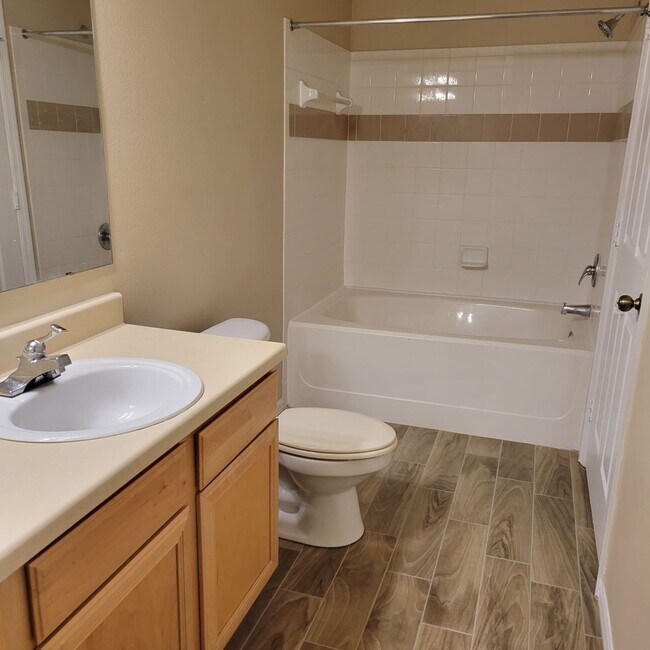 Building Photo - Annual, Unfurnished, ground floor remodeled condo in gated community downtown Sarasota.