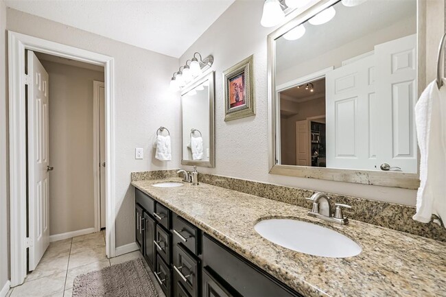 Building Photo - 2255 Braeswood Park Dr