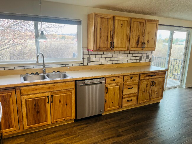 Building Photo - 145 Sunset Dr