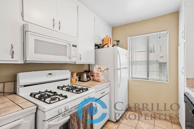 Building Photo - 3964 Manzanita Dr
