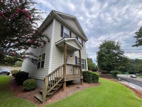 Building Photo - COTTAGE STYLE 4 BED/4 BATH - AVAILABLE AUG...