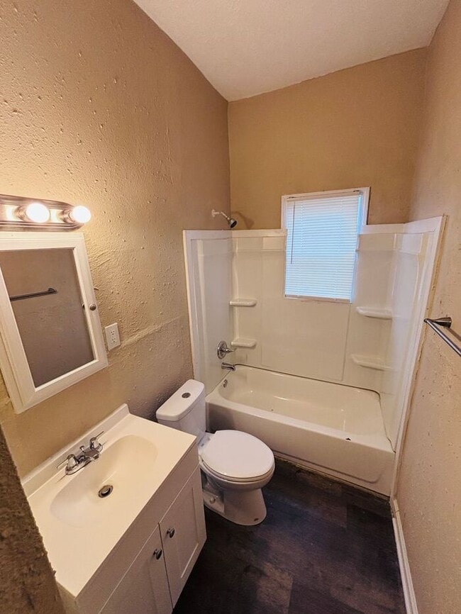 Building Photo - Charming 4-Bedroom Home in a Convenient Lo...