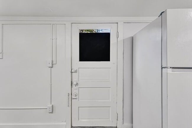 Building Photo - 1 Bed/1 bath Basement unit in Downtown Victorian Home!