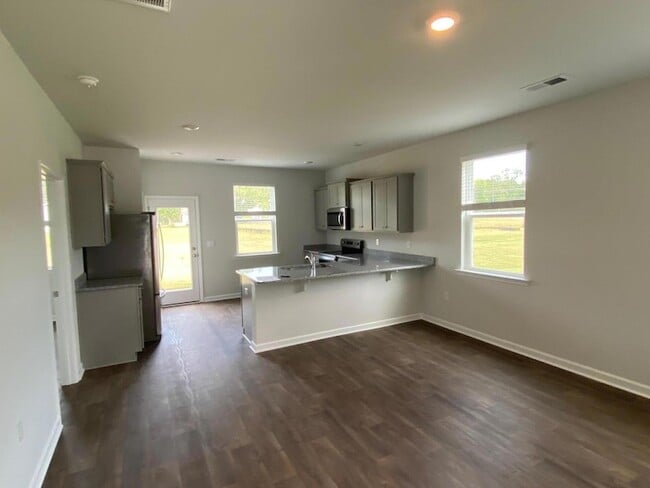 Building Photo - 1088 Refuge Wy