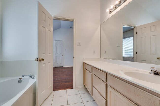 Building Photo - 1723 Rosenborough Ln S