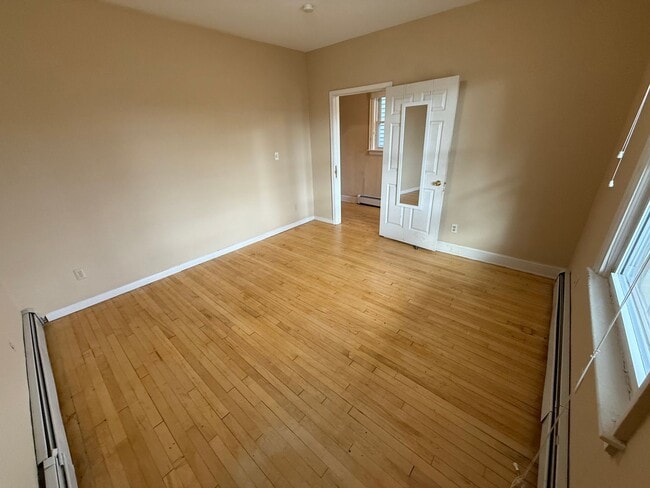 Building Photo - SHORT TERM WINTER RENTAL ONLY!!!!!