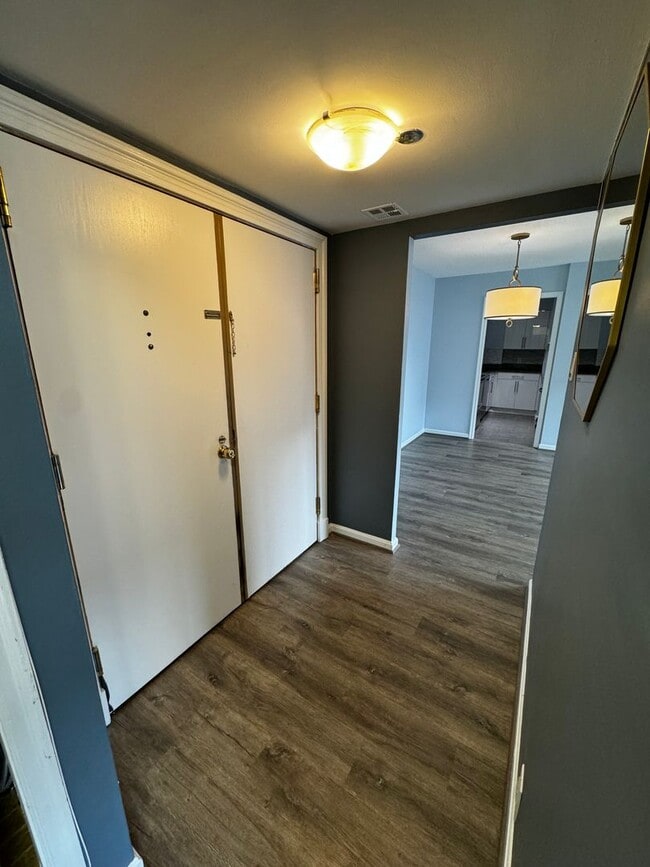 Building Photo - Urban Living at Its Finest: Spacious 2BR, 2BA Condo in Courthouse