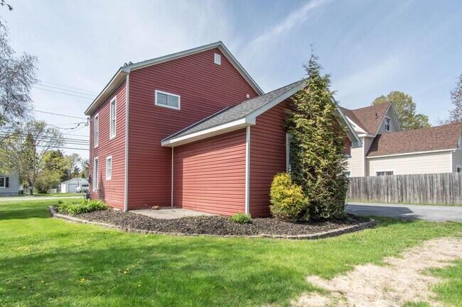 Building Photo - Charming 3Bed/2Bath Home Minutes from Fort Drum | Pet Friendly | Garage + Spacious Yard