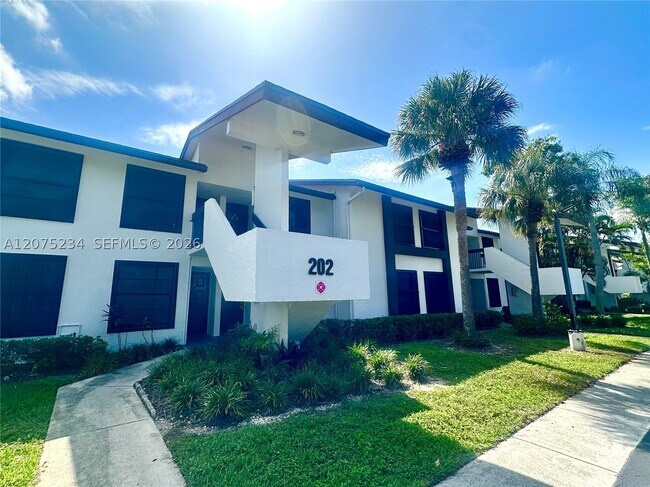 Building Photo - 202 Lake Pointe Dr