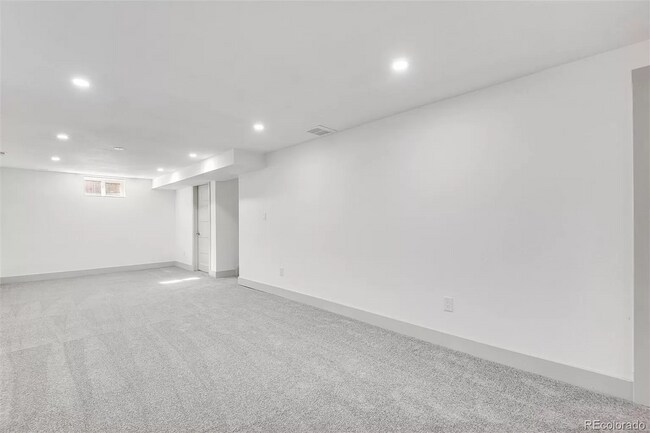 Building Photo - Gorgeous 5 Bedroom 2 1/2 Bathroom Littleto...