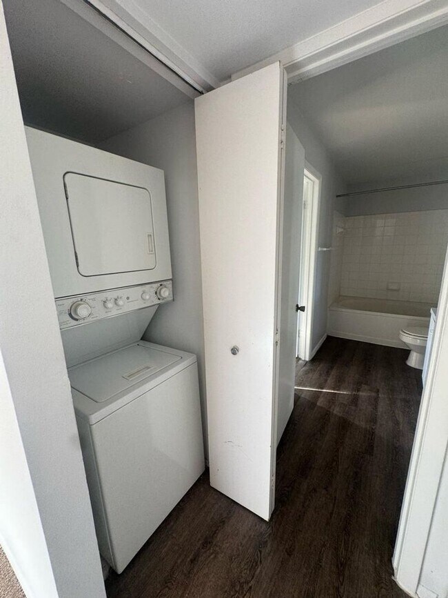 Building Photo - 1/1 Spacious Condo in Gated Community