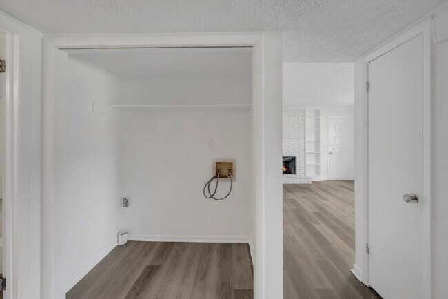 Building Photo - Furnished, remodeled 2BR near Nashville hospitals, all utilities and WiFi included, updated kitch...