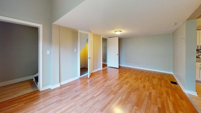 Building Photo - Clark / Fulton - 3 Bedrooms - 1 Bath - Sin...