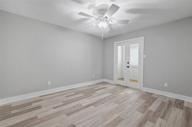 Building Photo - 2113 Lake Village Dr