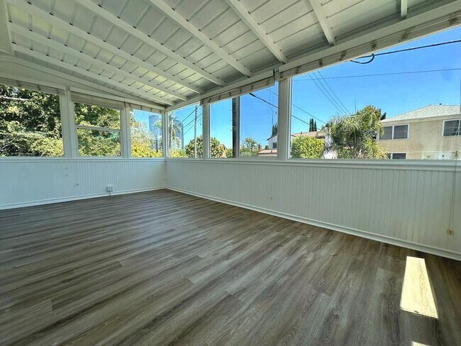 Building Photo - 1556 S Beverly Glen Blvd