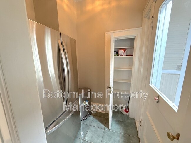 Building Photo - 613 S York St