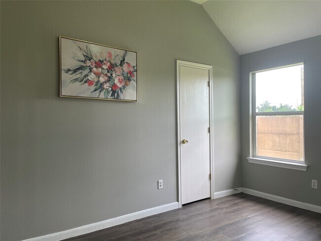 Building Photo - 811 Forest Hillside Ln