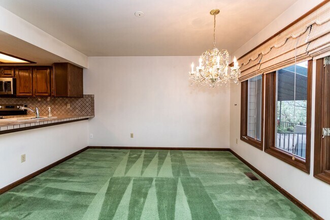 Building Photo - Charming home with Golf Course Views!!!