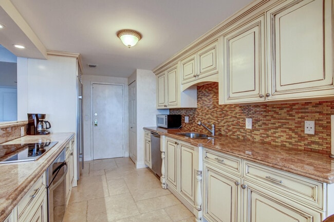 Building Photo - 250 S Ocean Blvd
