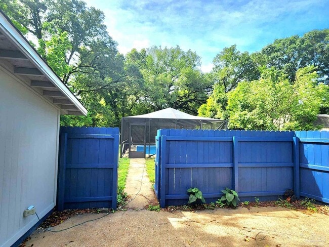 Building Photo - 901 Lucerne Ave