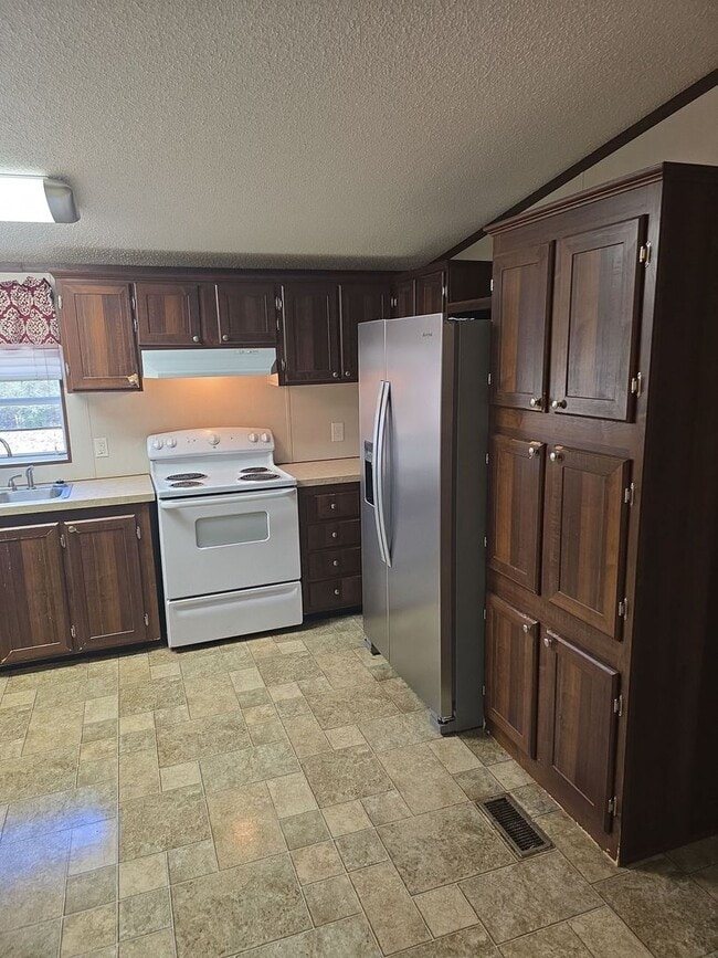 Building Photo - Refurbished 4 bedroom 2 bath