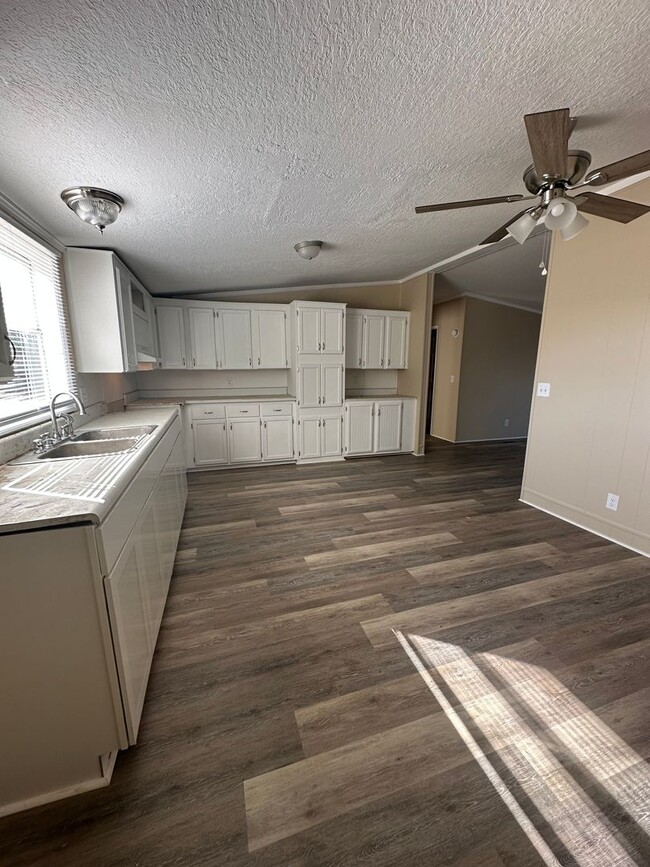 Building Photo - 3 Bed 2 Bath Waterfront Property - Now Available