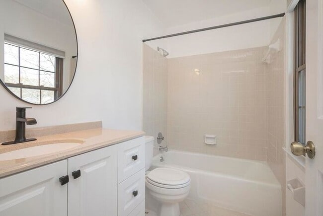 Building Photo - Beautiful 3 Bed Brentwood Townhome!