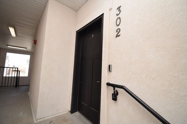 Building Photo - Bright Top Floor Condo with Tennis court, Pool, and Clubhouse