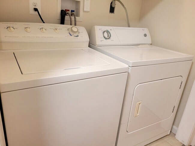 Building Photo - 2028 Pimmit Dr