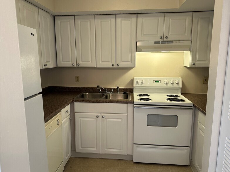 Building Photo - 8864 Flamingo Ct