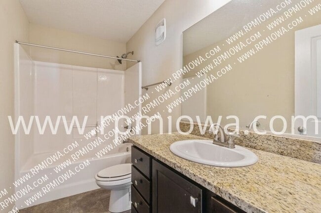 Building Photo - 7878 Cottonwood Ln