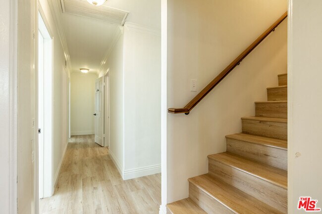 Building Photo - 445 S Mansfield Ave