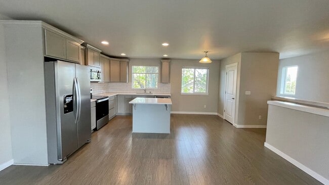 Building Photo - Beautiful 3 Bedroom Duplex with Garage!