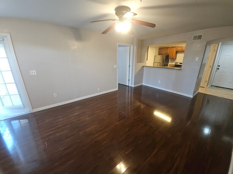 Building Photo - 7360 Westpointe Blvd