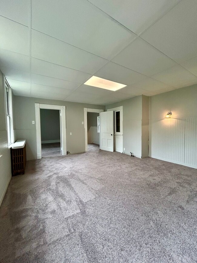 Building Photo - Large 3bd/ 1.5 bath Home w/Attic Room l Sp...
