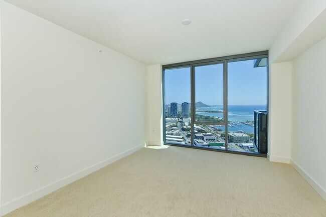Building Photo - Live in the Heart of Kakaako!