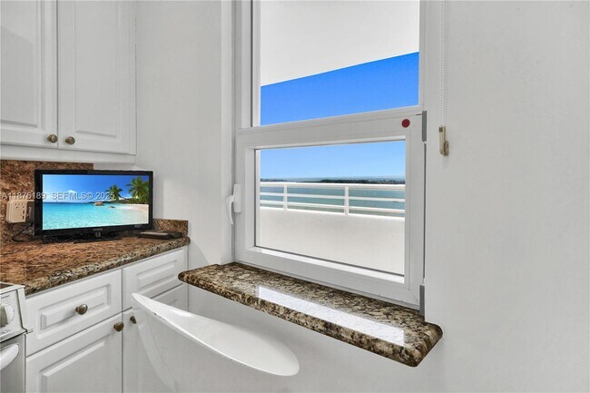 Building Photo - 808 Brickell Key Dr