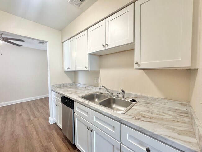 Building Photo - Apartment - Right off Cypress Gardens Blvd!
