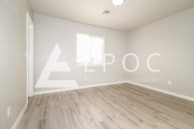 Building Photo - 409 Woodland Dr