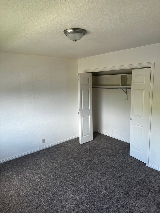Building Photo - 2 Bedroom Apartment